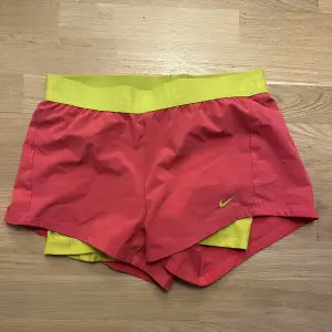 Nike shorts med innerbyxa