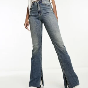 Jeansbyxor stradivarius - Helt oanvända jeansbyxor fron Stradivarius. Mörktvättade utsvängda jeans i vintagestil med slits.