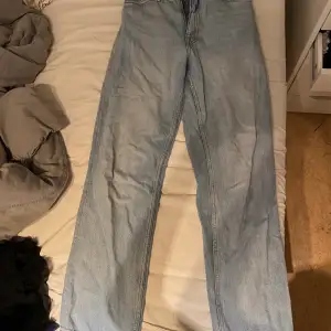 Ljusblåa jeans från monki. Smått slitage på ena innerlåret och en liten fläck på ett ben. CN 160/64A.
