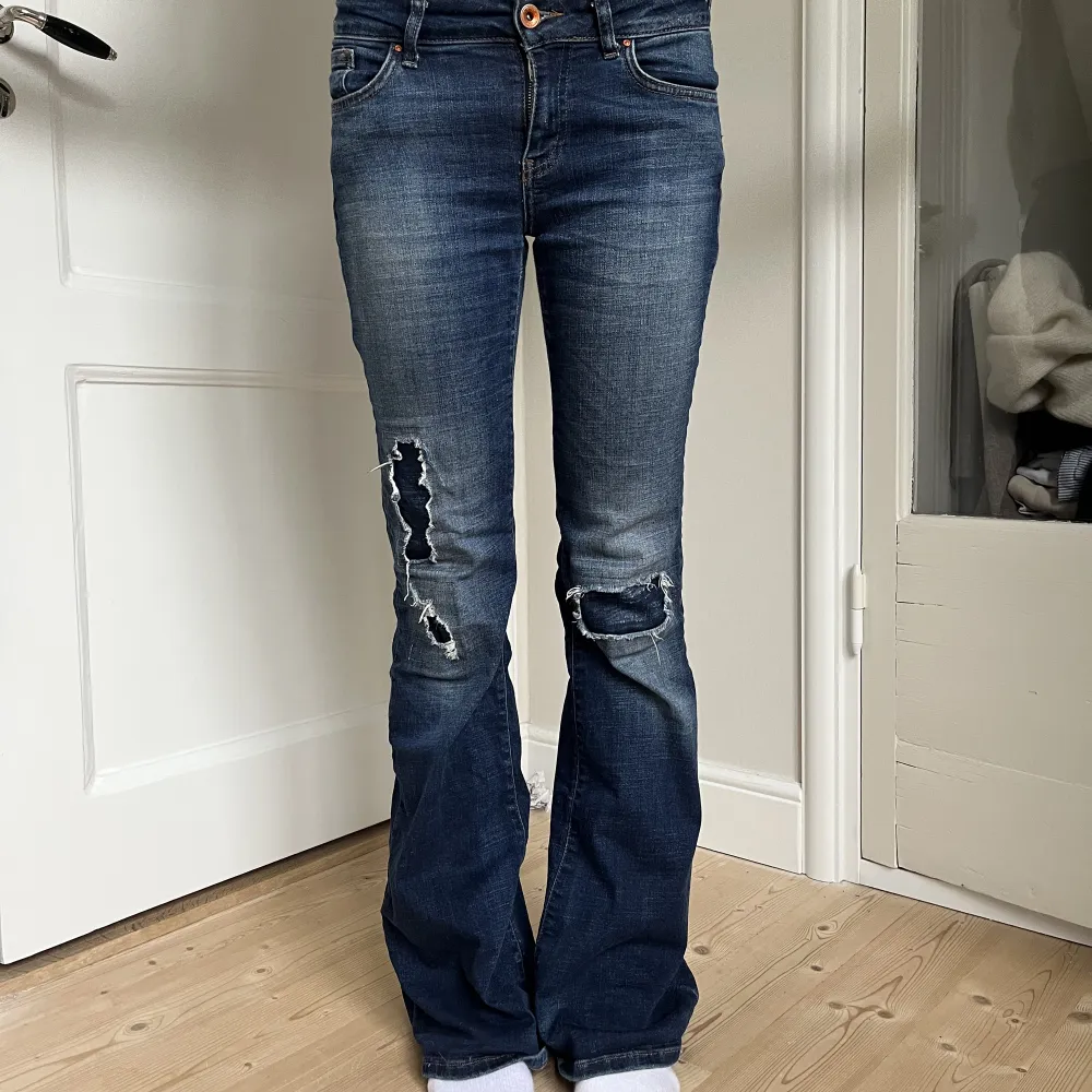 Säljer dessa jeans då de var för stora för mig (inte jag på bilden). Tjejen på bilden är 168! Skriv för fler bilder eller andra frågor!💞💞. Jeans & Byxor.