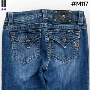 M117 lågmidjade bootcut missme jeans  - MissMe jeans i model Boot 💜 Tag 25W 💜Midja (rakt över) 34cm 💜 Innerben 80cm 💜 Ytterben 102cm 💜 Benöppning 22cm 💜  💜Våra mått blir W=26, L=31 💜 Men jämför alltid måtten💜M117
