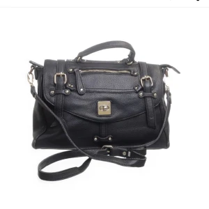 Väska - Säljer min väska från deena & ozzy. Den är i bra skick och går ställa in bandet för att ha den cross body eller som axelbandsväska🥰 den är medelstor