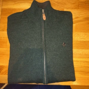 Morris tröja - Riktigt snygg stickad Morris tröja med helzip, används inte skicket är nyskick 10/10. Vill ni ha fler bilder eller om ni har frågor är de bara att skriva!!