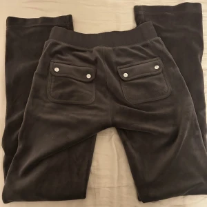 Juicy couture byxor  - Ett par extremt snygga juicy byxor i storleken Xxs 💗Inga fläckar eller hål och har knappt andvänts💕 Skriv för mer info💞💕