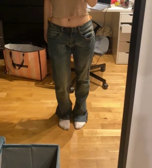 Baggy black premium jeans  - Blåa jeans köpta på emp för cirka 700kr som knappast är använda och bra kvalite. Dom är inte för tajta eller för stora så passar både man och kvinna. Dom är för långa på mig som är 160cm men skulle säker passa fint på någon som är 170-180.