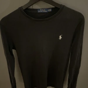 Polo Ralph Lauren Tröja - Säljer denna Polo Ralph Lauren tröja i fint skick. Storlek XS men kan passa S. Nypris runt 800, mitt pris 299kr.