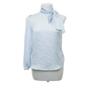 Blus  - Säljer denna super söta blusen perfekt till fest 🫶🏻