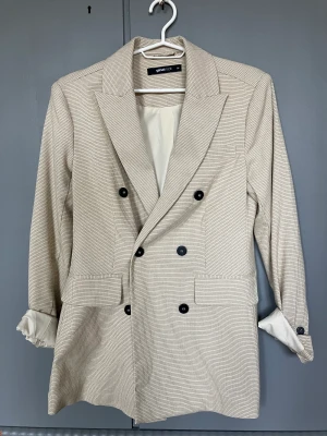 Kavaj ginatricot - Hej! Rensar garderoben. Säljer kavaj från ginatricot i storlek 36. Sparsamt använd så dem är i allmänt gott skick. Djur & rökfritt hem. 