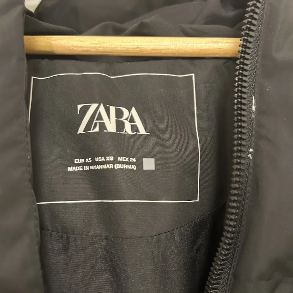 Jag säljer denna mysiga jackan eftersom att den inte kommer till användning längre. Den är i ganska bra skick, är i storlek XS men den är lite oversized i storleken. (Pris kan diskuteras). Takit.