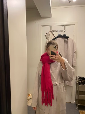 Rosa mysig  halsduk  - Säljer stor mysig halsduk! 