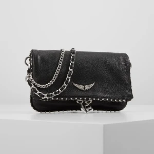 Zadig väska - Säljer nu min lilla zadig väska. Använt skick och kedjan har gått av men går självklart att använda och laga💘 Säljer även en stor zadig väska som är helt oanvänd. Såklart äkta! Skriv om ni har några frågor🩷