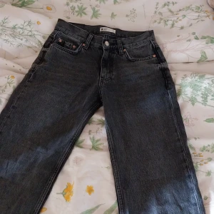 Svarta gina jeans.  - Perfekta gråsvarta jeans från gina tricot. Lågmidjade och i gott skick. Lite skavda länst ner på benen som man ser i bilderna. 