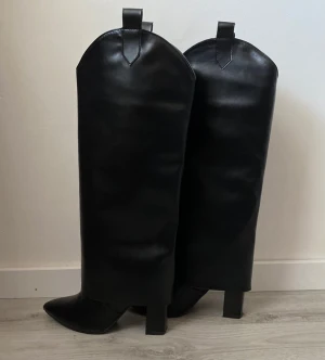 Boots  - Säljer nu mina fina boots, endast använda en gång så dom är i nyskick💕 strl 39 men små i storleken så sitter bra på mig som har 38!