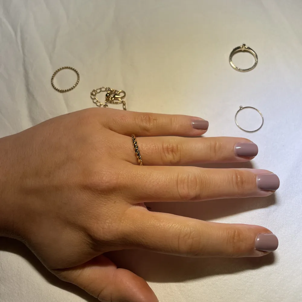Säljer båda dessa ringarna för 30kr   Säljer mycket smycken nu då jag har för mycket och rensar, så bara att skriva vid frågor eller behov av fler bilder🤍✨🌟Paketpris vid köp av flera smycken/plagg.. Accessoarer.