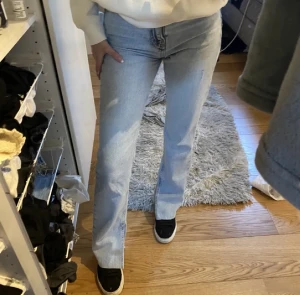 Gina jeans med slits  - Skriv för fler frågor och bilder🩷