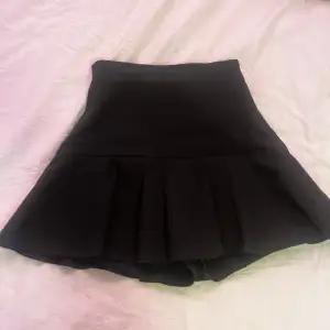 Super söt kjol från zara köpt i sommras men kommer inte till användning, knappt använd. Har två band som man knyter till en roset på baksidan. Inbygdashorts 
