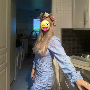 Klänning  - Säljer denna fina klänning, använd endast 1 gång på midsommar. Inga defekter, skönt tunt material 🤍🌸