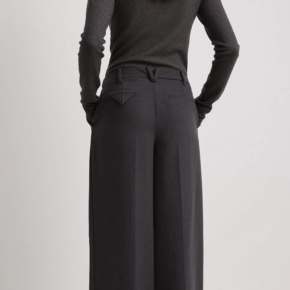 Superfina kostymbyxor (lågmidjade!) från NAKD x Claire Rose. Materialet är ull. Helt nya med prislapp kvar! Helt slutsålda på hemsida. Nypris: 599:-. Jeans & Byxor.