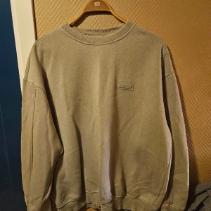 Crewneck - Beige/grön crewneck ifrån h&m. Fint skick. 50 kr + frakt