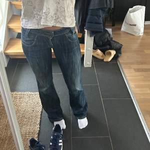 Lågmidjade Lee jeans i unik färg. Storlek w27 L29 men passar xs-s. Helt nyskick! Midjemått: 37 cm  Innerbenslängd: 77 cm
