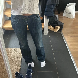 Lågmidjade lee jeans - Lågmidjade Lee jeans i unik färg. Storlek w27 L29 men passar xs-s. Helt nyskick! Midjemått: 37 cm  Innerbenslängd: 77 cm