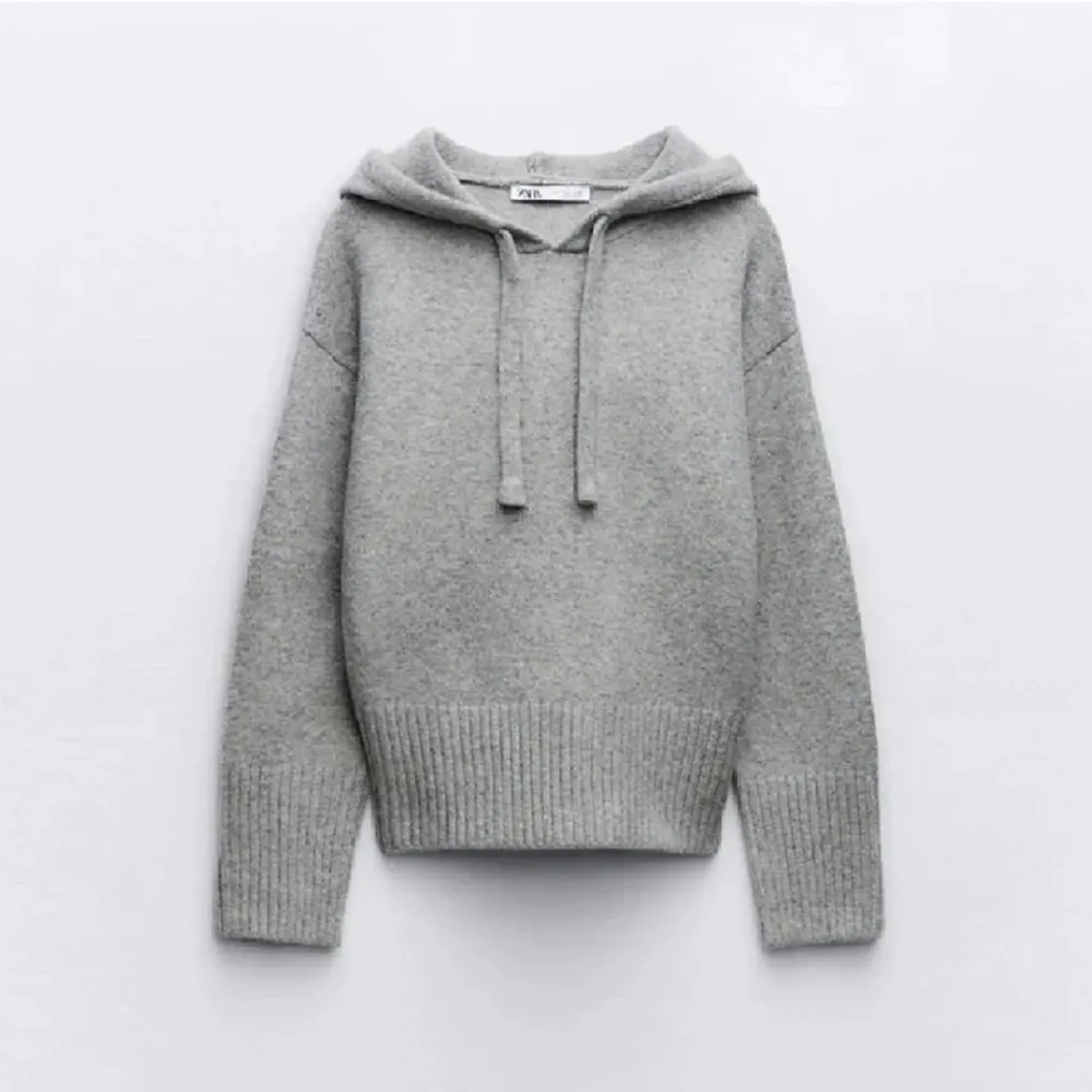 Helt ny zara hoodie använt den typ en gång, säljer för att jag aldrig använder den!! Nypris 500 Storlek S . Stickat.