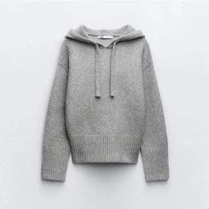 Helt ny zara hoodie använt den typ en gång, säljer för att jag aldrig använder den!! Nypris 500 Storlek S 