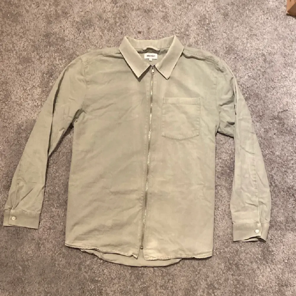 Overshirt/Skjortjacka storlek L från Weekday. Skjortor.