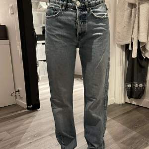 Ett par jeans från zara med slitning i storlek 34