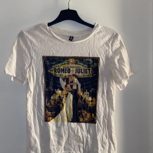 T-shirt - Romeo och Julia t-shirt i storlek xs, bra skick.