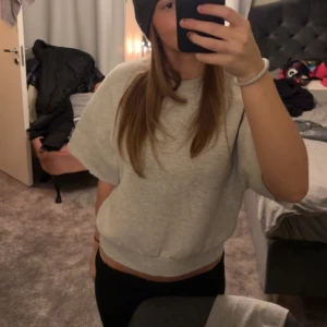 Sweatshirt t-shirt - Säljer en jötte fin sweatshirt T-shirt som jag köpt på plick, super cool!! Den är klippt men fortfarande jätte fin