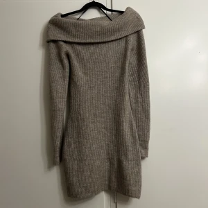 Stickad off shoulder klänning - Mjuk beige-grå klänning, endast provad men passade inte tyvärr. Men helt i nyskick, inga nopprar eller tecken på användning. Storlek xs 