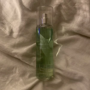 Elizabeth Arden body mist  - Super fräsch och god doft från Elizabeth Arden! Doftar lite grönt te blandat med ny duschat. 236 ml.  Köp direkt för 300