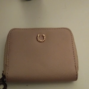 Plånbok - En plånbok.den är ganska använd