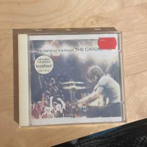 original the cardigans cd, albumet ”first band on the moon” från 1996! fodralet är helt ok skick, lite missfärgning och fåtal repor har kommit med åren. själva skivan är i fint skick! 