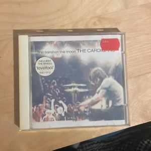 cd skiva - original the cardigans cd, albumet ”first band on the moon” från 1996! fodralet är helt ok skick, lite missfärgning och fåtal repor har kommit med åren. själva skivan är i fint skick! 