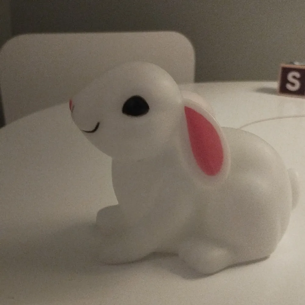 En gullig kanin 🐰 lampa för små.. Accessoarer.