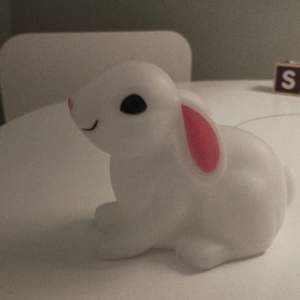 En gullig kanin 🐰 lampa för små.