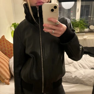 Skinnjacka  - Supersnygg skinnjacka. Köpt secondhand men kollade lite på Sellpy och en liknande från samma märke kostar 720.