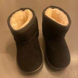 Flickskor - Oanvända, helt nya Storlek:24 Pris:90kr