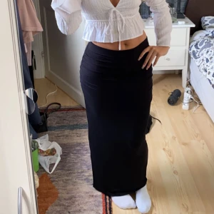 Svart långkjol - Säljer denna populära svarta långkjol från Gina då jag har växt ur den, använd en gång stl M, 95cm lång🩷Jag är 168cm (på bilden) 