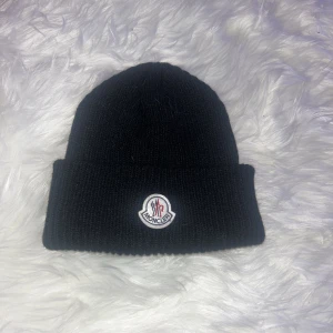 Svart mössa moncler - Fint nytt skick endast testad