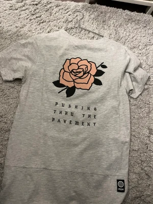 Dope-T-shirt  - T-shirt från dope, använd en gång💕