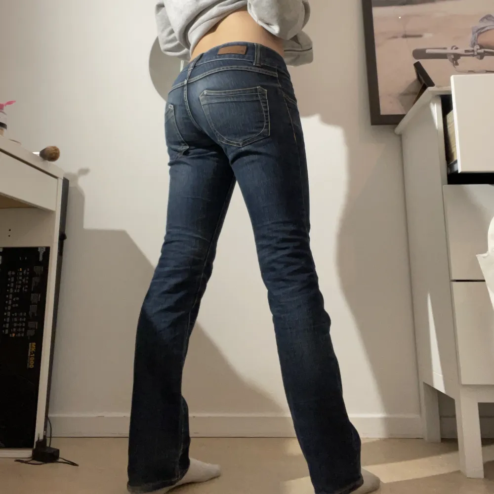 Snygga lågmidjade jeans från second hand, säljer då dem är på gränsen till för korta. Är 1,73. Har slitage på ena benet längst ner. Annars bra skick. Skriv om ni vill ha mått, frågor eller fler bilder!!! (Lite osäker på storlek, passar mig som har XS-S). Jeans & Byxor.