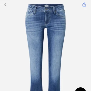 pepe jeans  - säljer mina pepe boot cut jeans då dom inte kommer till användning längre. längd är 32 och 25 i midjan, skulle säga att dom passar en xs eller s. kan skicka fler bilder vid önskemål 