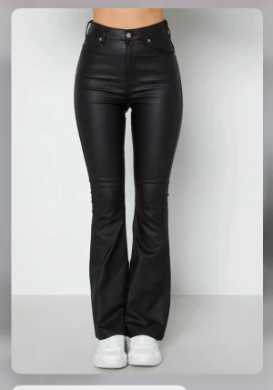 Moxy flare  - Säljer mina fina moxy byxor! Är använda 2 gånger så nyskick! Väldigt snygga, älskar dom men dom är tyvärr för små för mig 🥹 Storlek M/32 men skulle kunna passa en S också! 