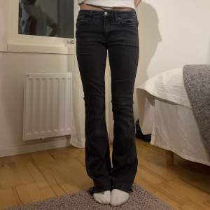 Mörkgrå svarta bootcut jeans från zara. Gammal modell🫶🏽 så stretchiga och sköna