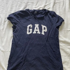 Mörkblå gap t-shirt - Säljer denna jättefina mörkblåa gap t-shirten med vit text💗 Storlek L, skriv om du vill ha mer bilder på tröjan💘