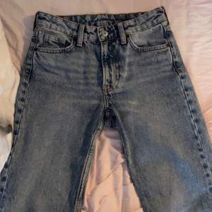 Har valt att sälja dessa jeans då dem inte passar min kroppstyp och kommer ej till användning!🫶🏼  Jeansen är i nyskick!🩵