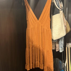 Klänning  - Säljer min helt oanvända klänning från Pull&bear. Prislappen finns kvar. Jättefin till sommaren och man kan även ha nån tjockare tröja ovanför 😍💕kontakta privat för fler bilder! 